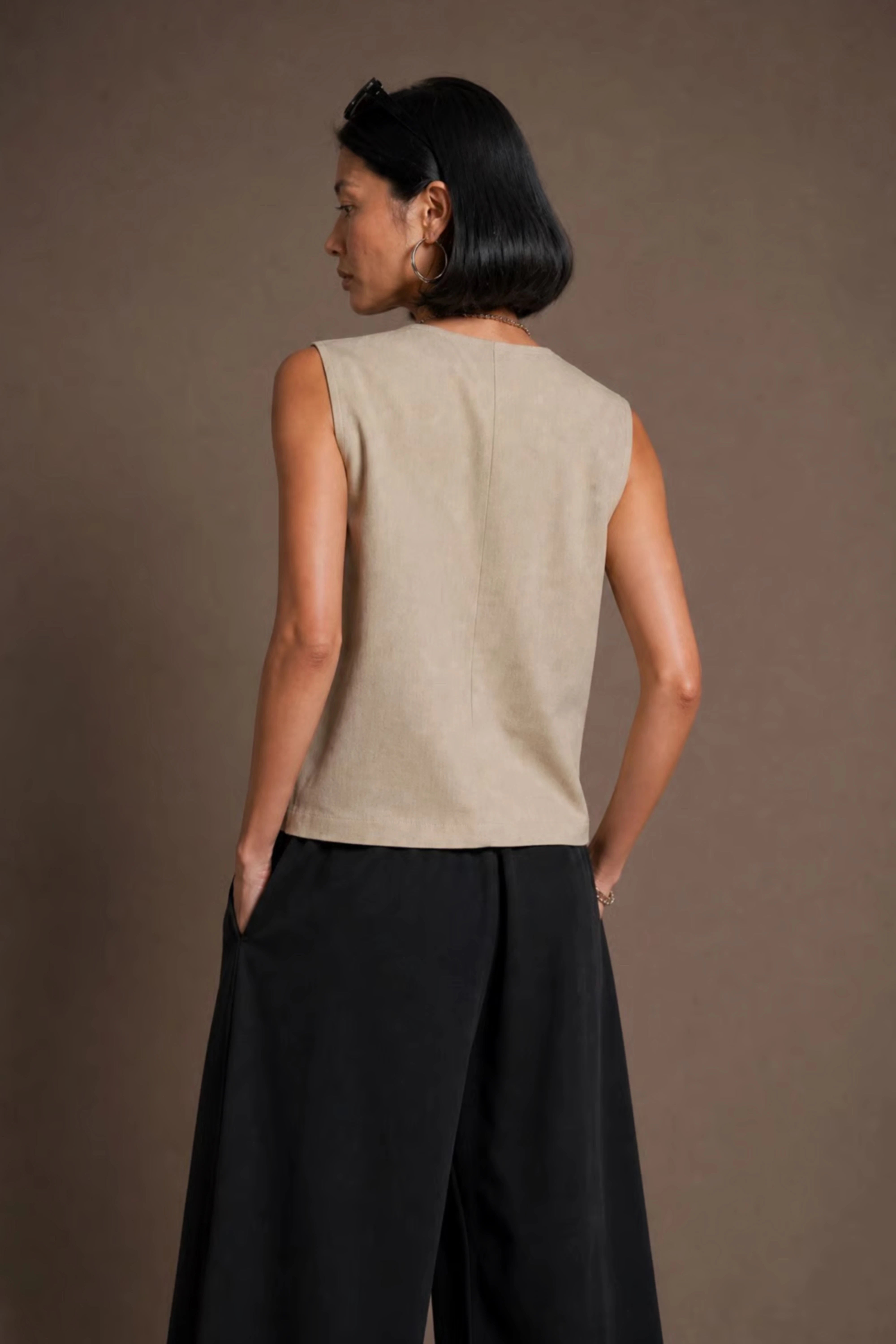 Women's Off White Chic V-neck Sleeveless Top