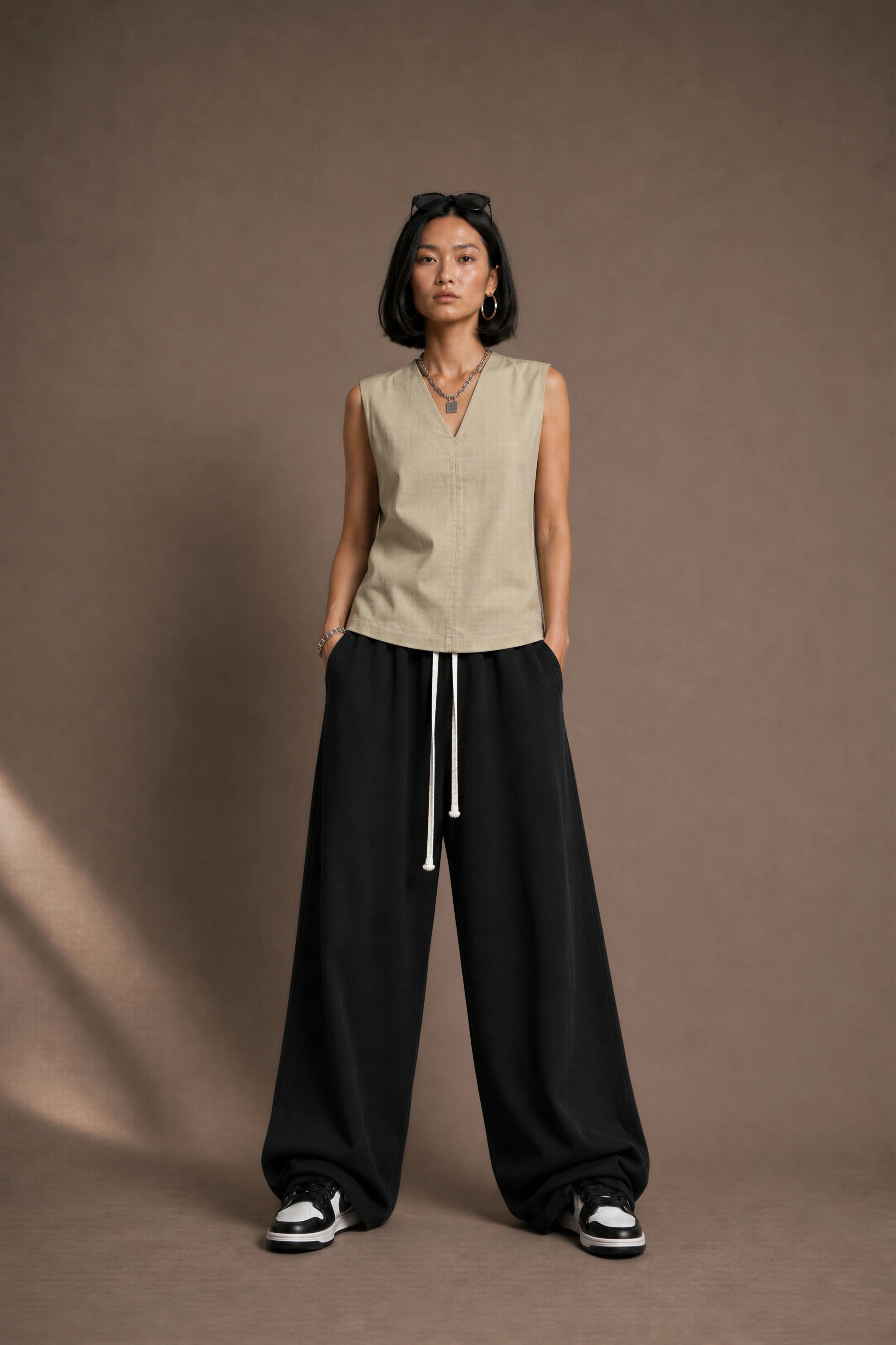 Women's Off White Chic V-neck Sleeveless Top